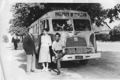 Autobus pierwszej miejskiej linii na końcowym przystanku na Pobitnym, lata '50 XX w